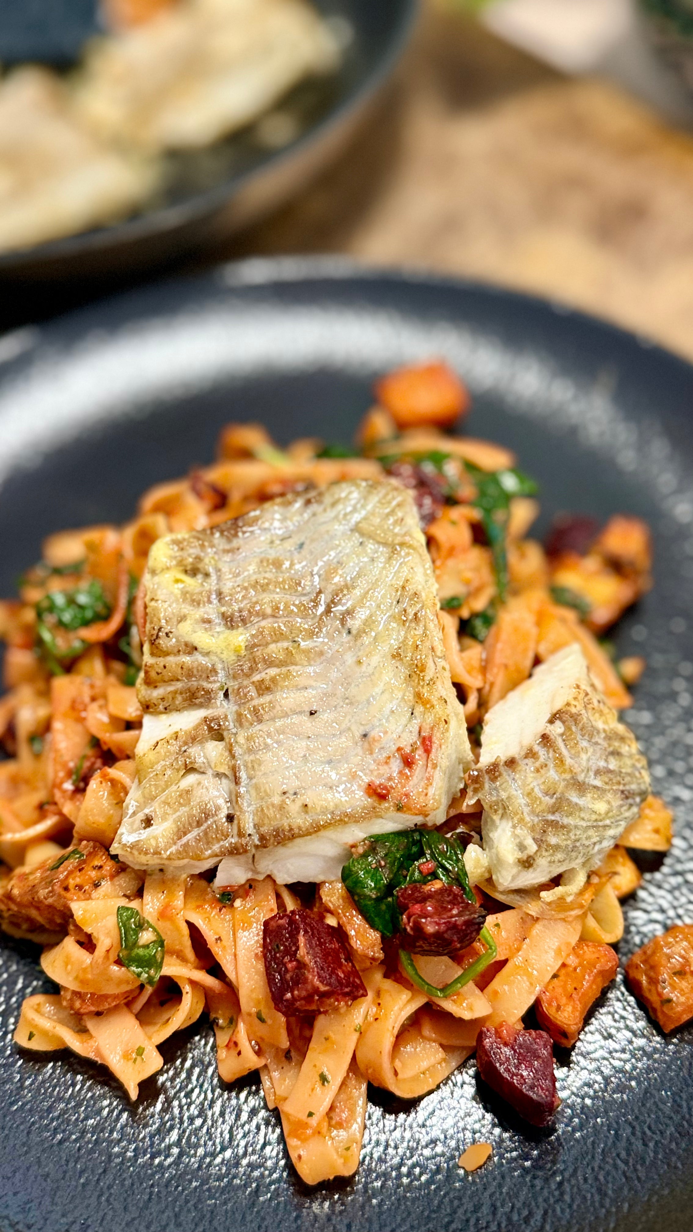 Mørksej med romescosauce, ovnbagte rodfrugter, pasta og spinat 🐟 🤠