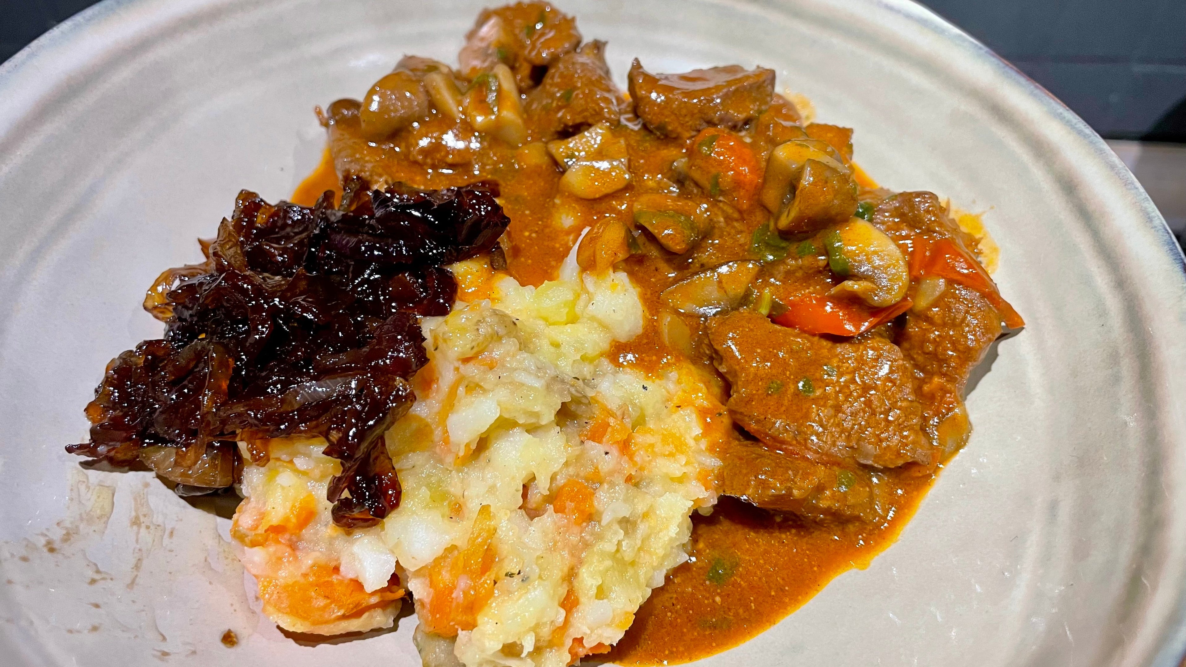 Rådyr stroganoff med grovmos og karamelliserede løg