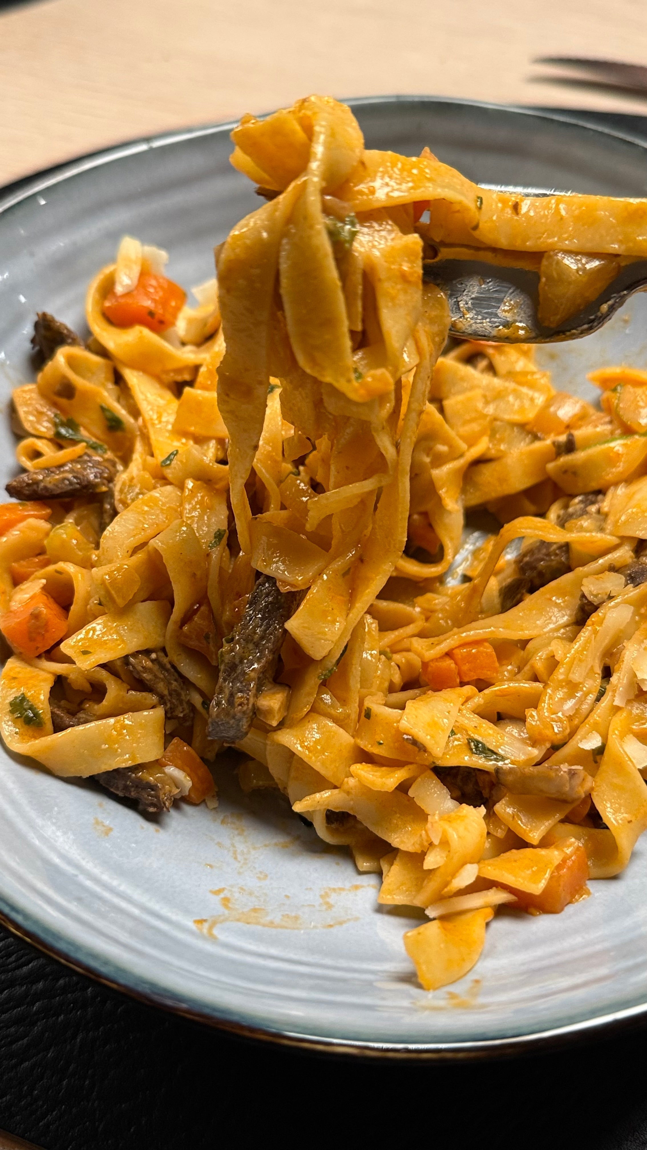 Cremet pastasauce med marineret gås